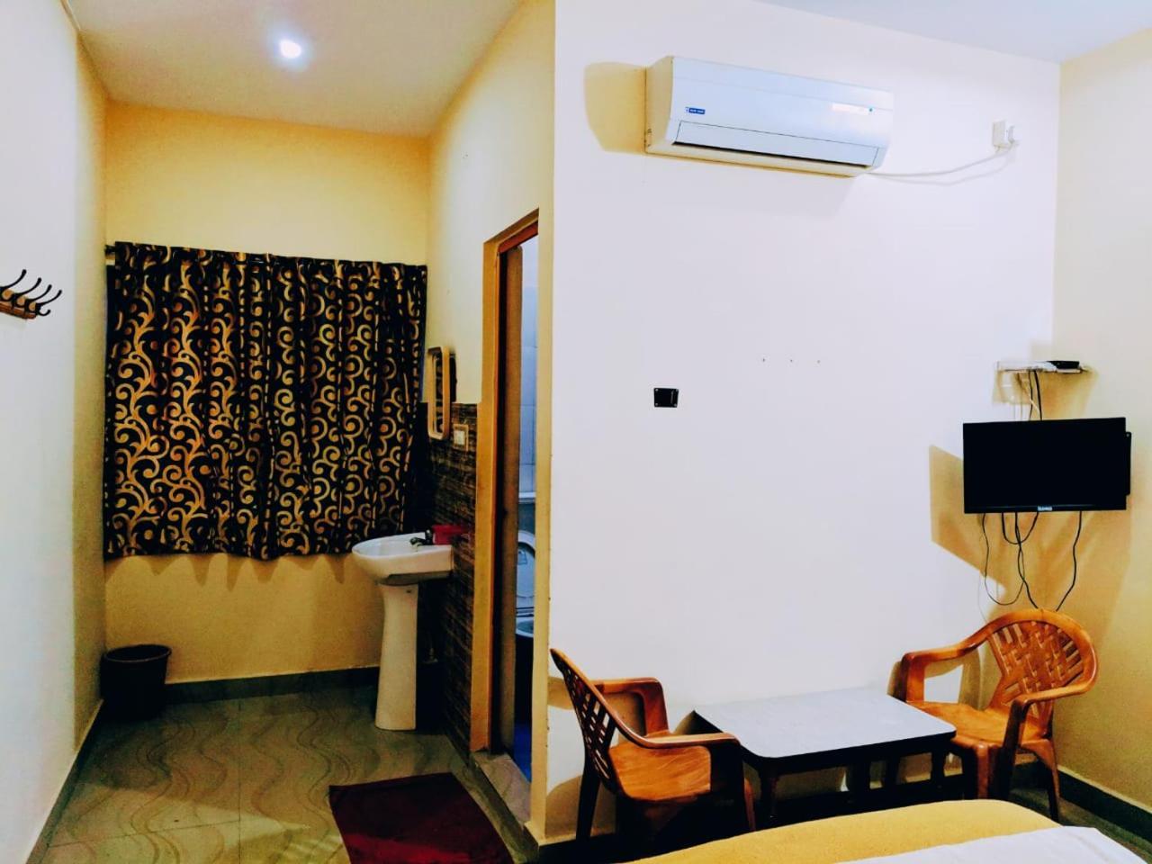 Hotel Varsha ฮัมปี ภายนอก รูปภาพ