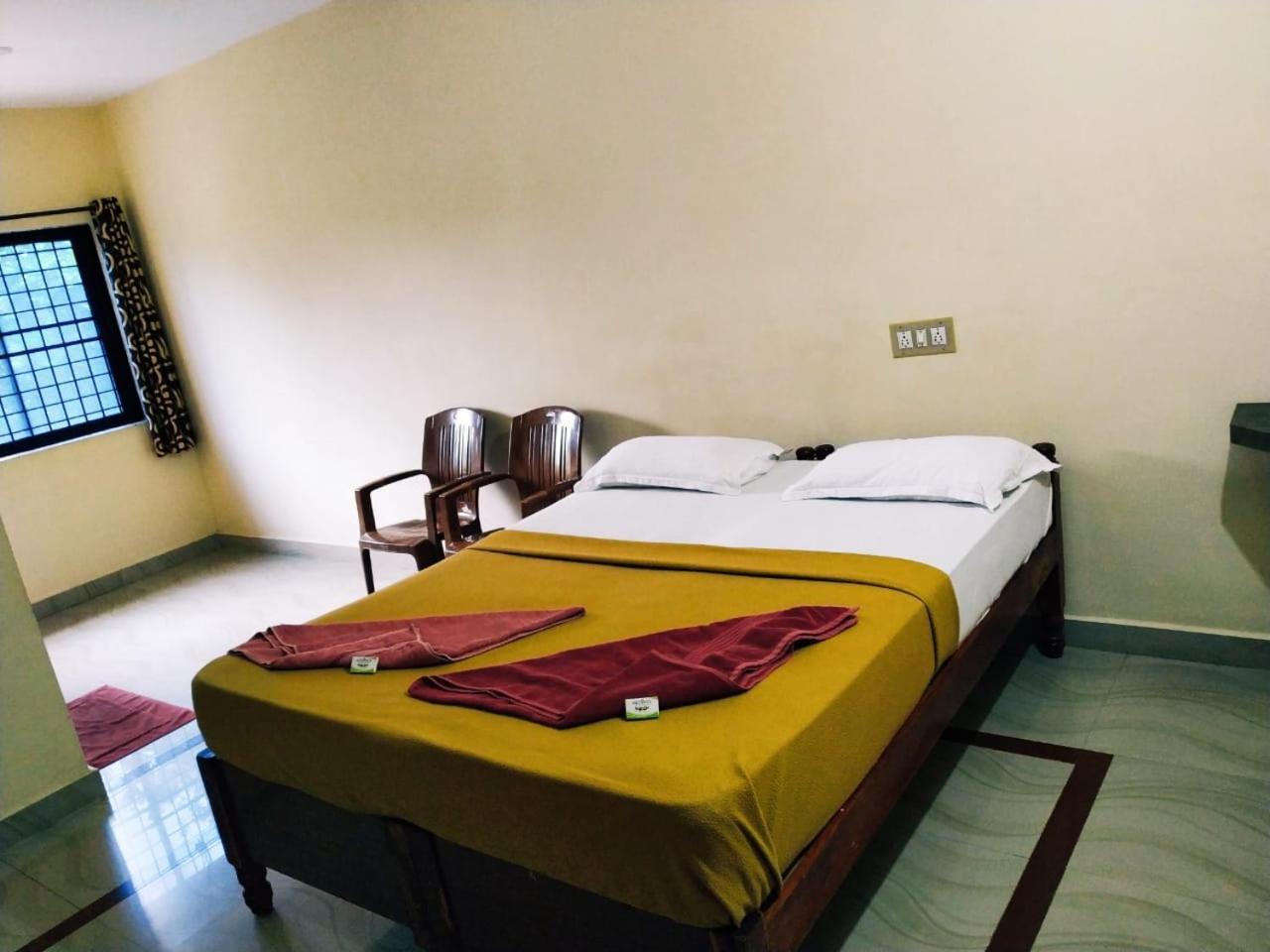 Hotel Varsha ฮัมปี ภายนอก รูปภาพ