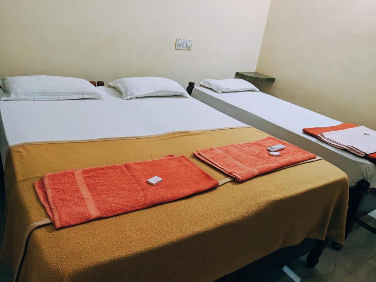 Hotel Varsha ฮัมปี ภายนอก รูปภาพ