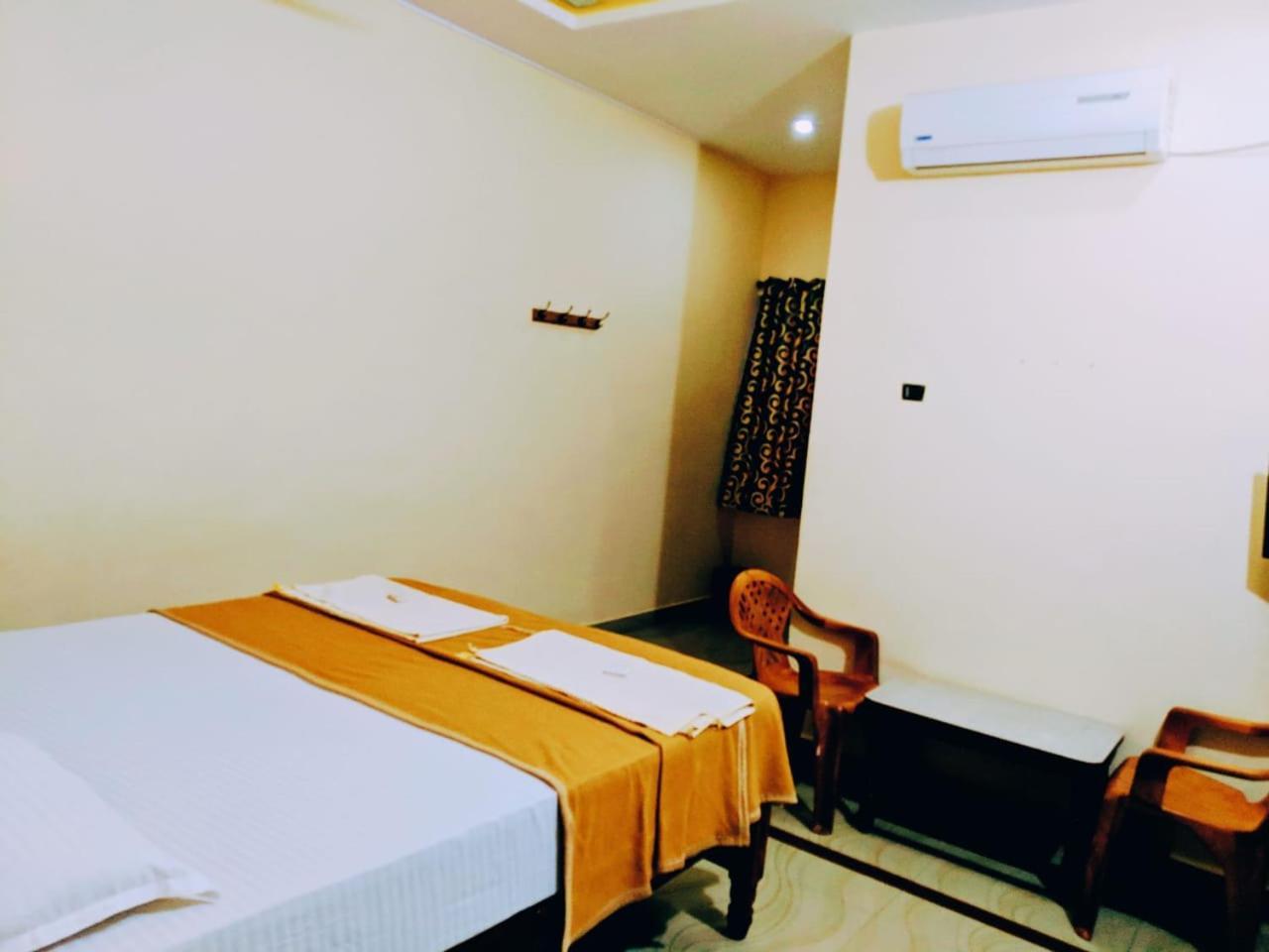 Hotel Varsha ฮัมปี ภายนอก รูปภาพ