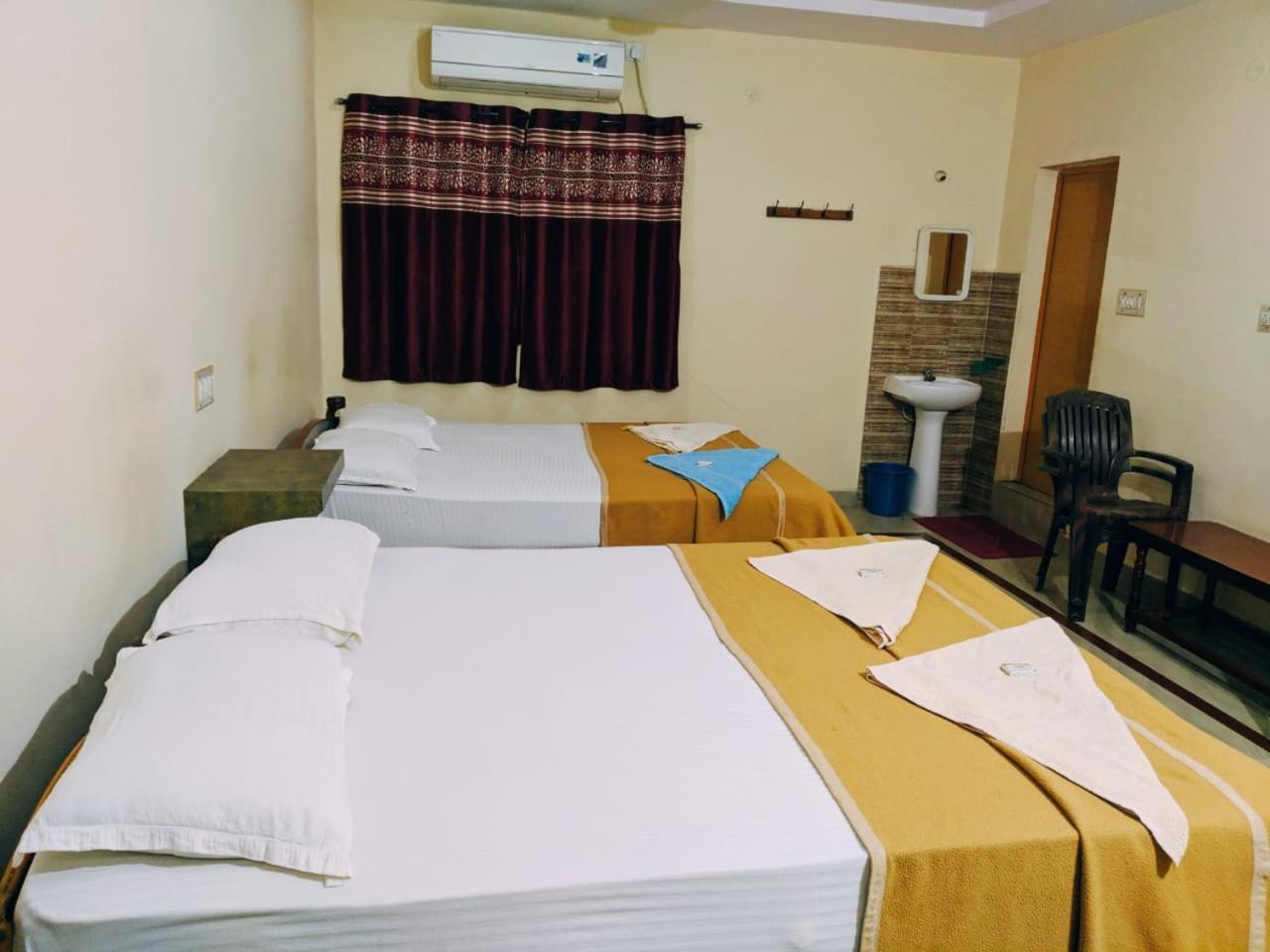 Hotel Varsha ฮัมปี ภายนอก รูปภาพ