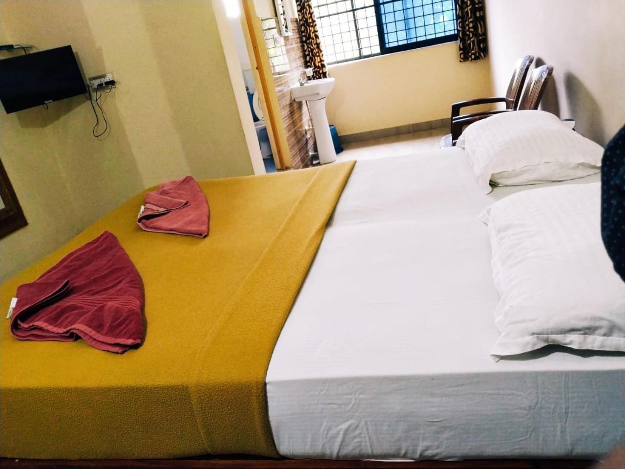 Hotel Varsha ฮัมปี ภายนอก รูปภาพ