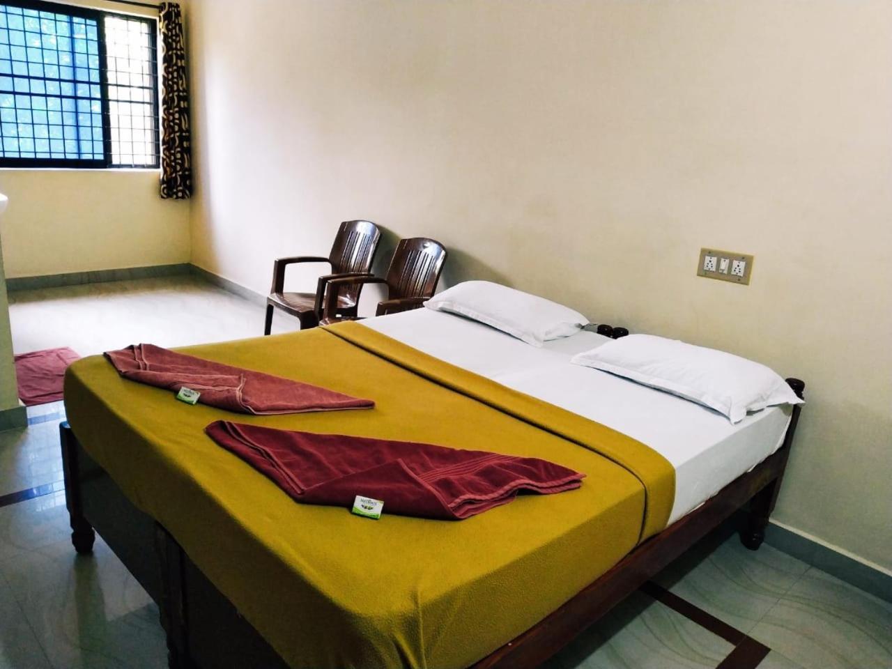 Hotel Varsha ฮัมปี ภายนอก รูปภาพ