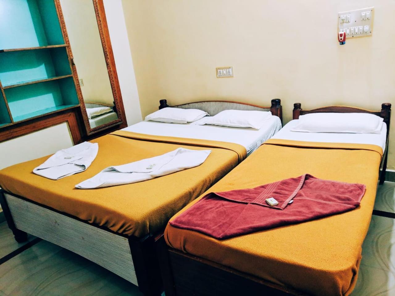 Hotel Varsha ฮัมปี ภายนอก รูปภาพ