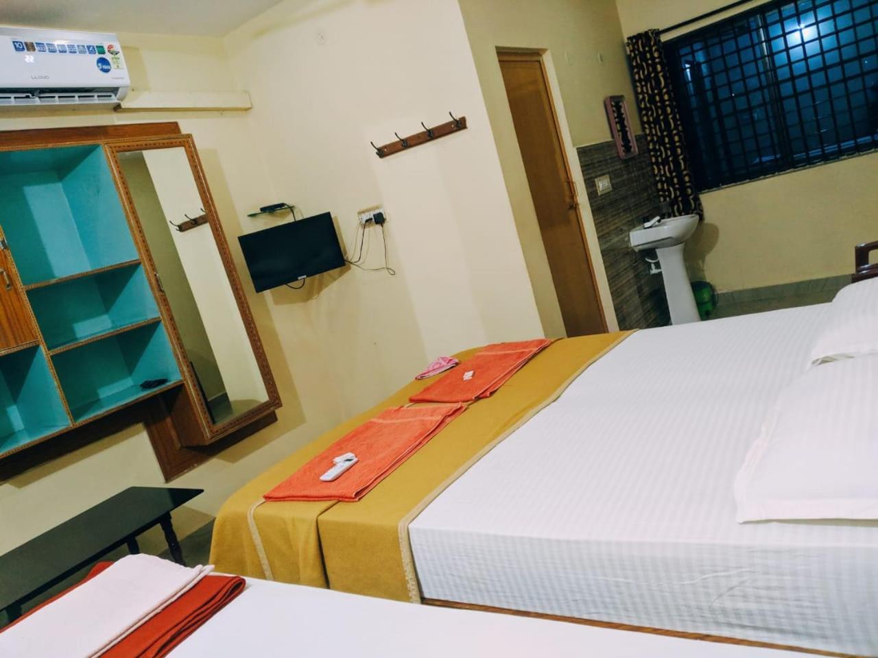 Hotel Varsha ฮัมปี ภายนอก รูปภาพ