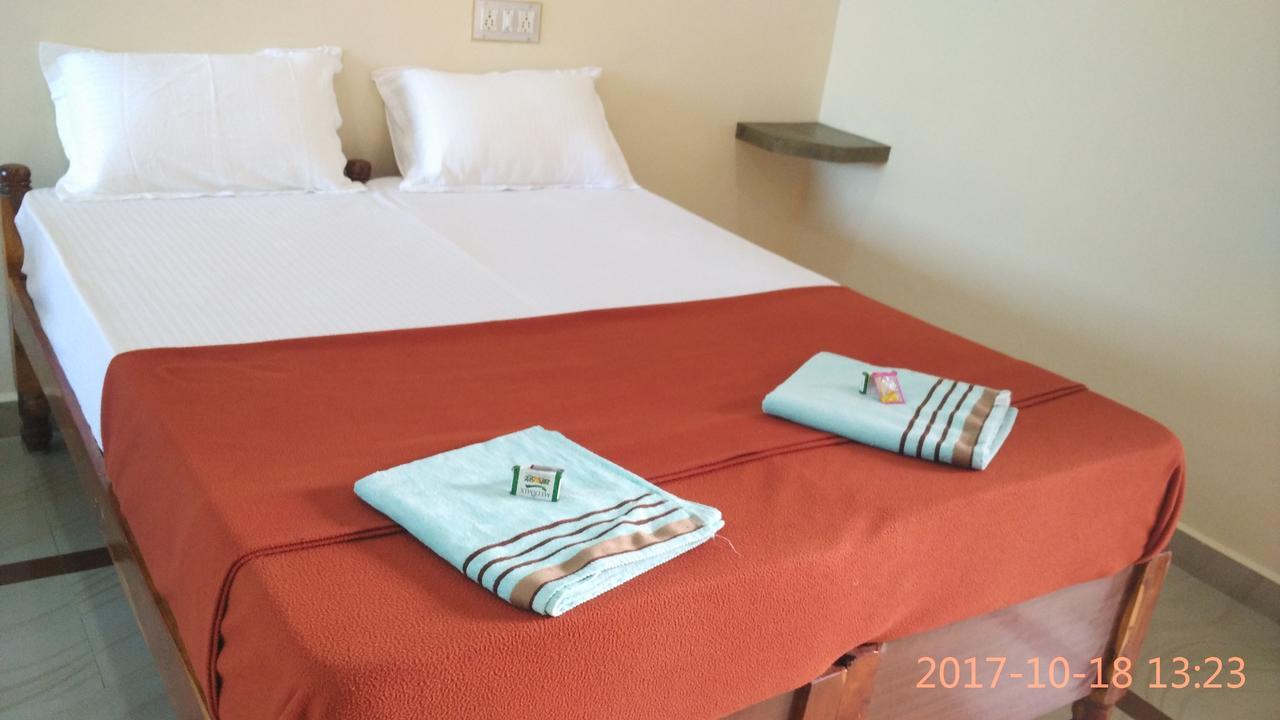 Hotel Varsha ฮัมปี ภายนอก รูปภาพ