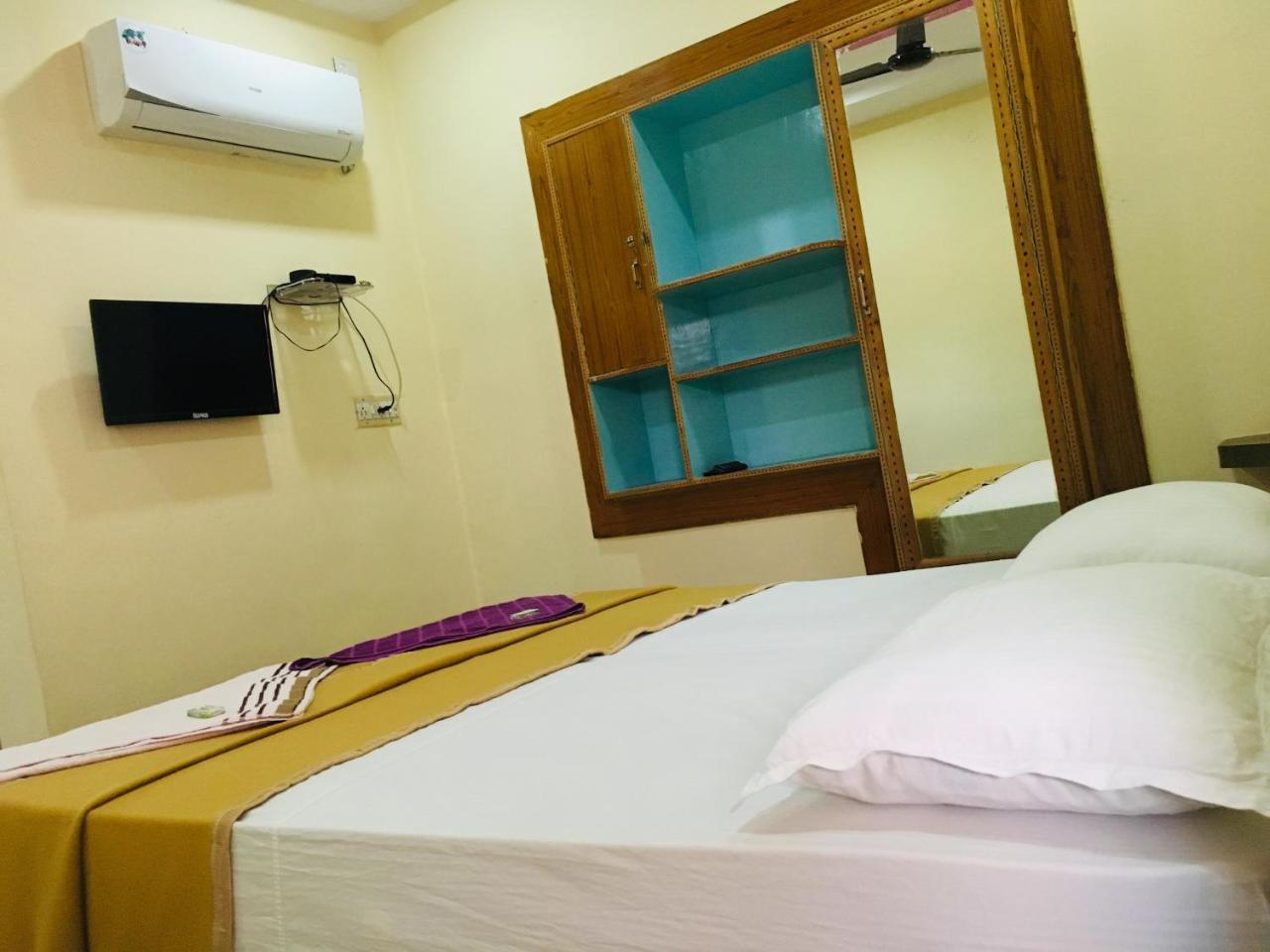 Hotel Varsha ฮัมปี ภายนอก รูปภาพ