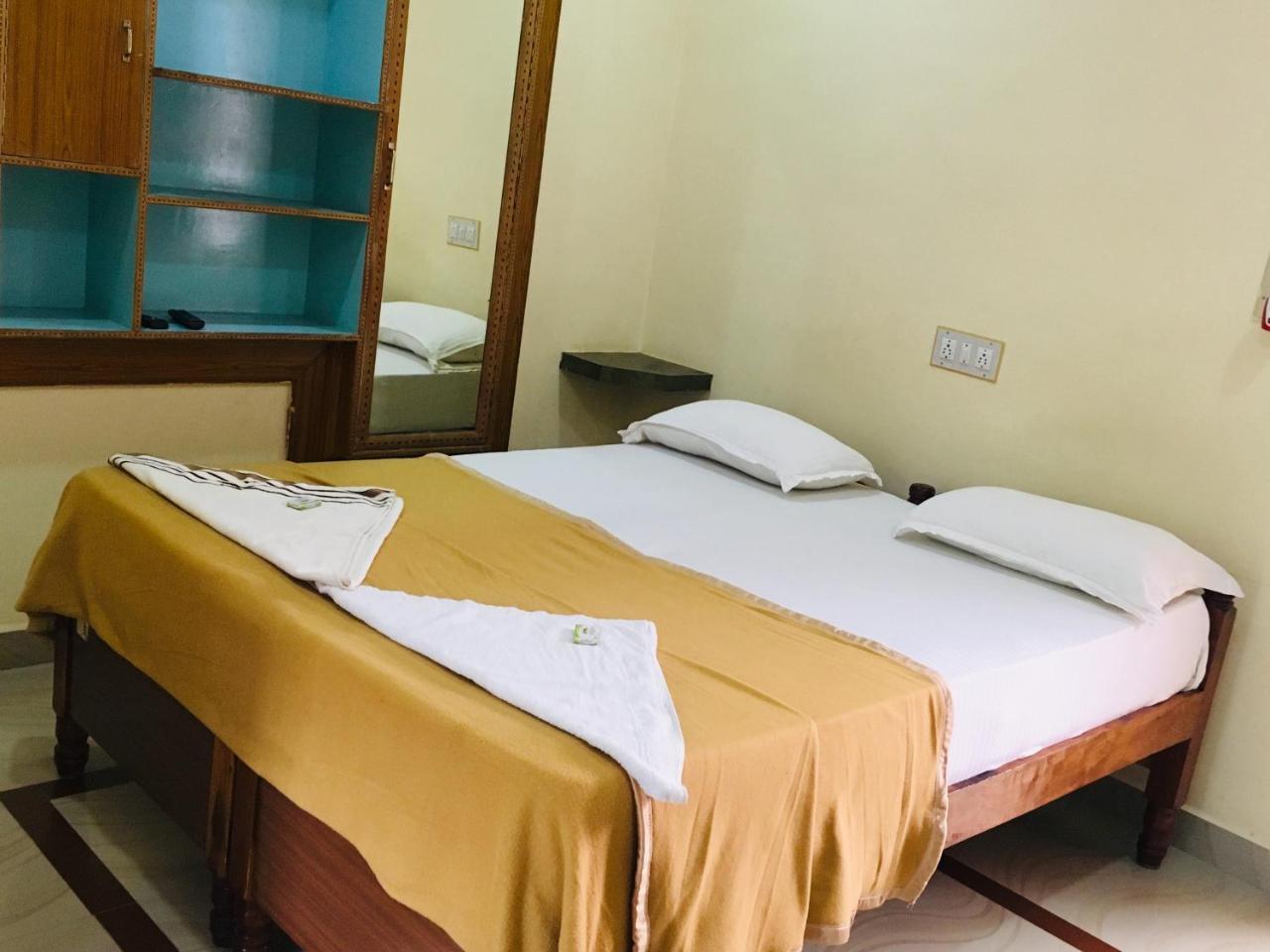 Hotel Varsha ฮัมปี ภายนอก รูปภาพ