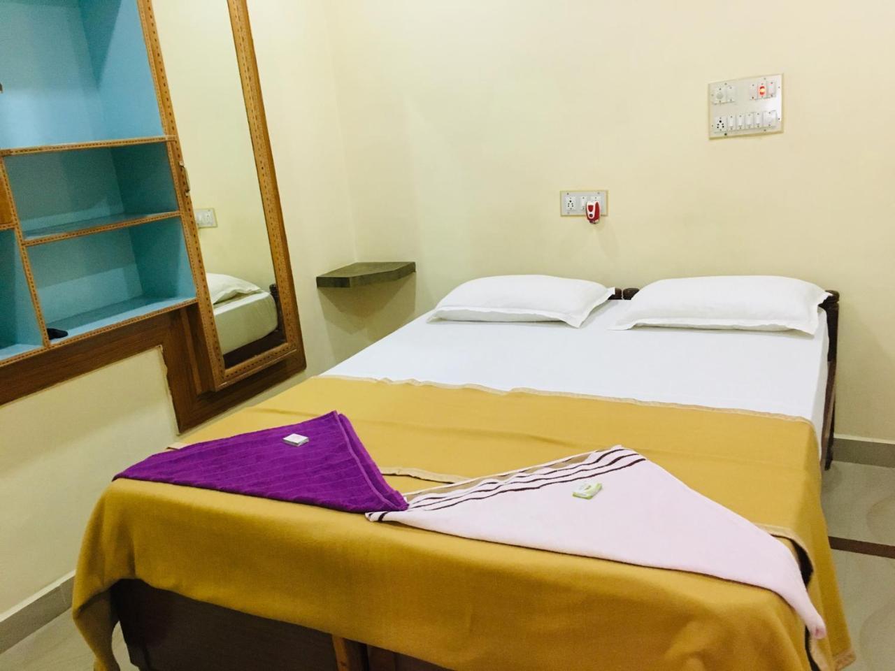 Hotel Varsha ฮัมปี ภายนอก รูปภาพ