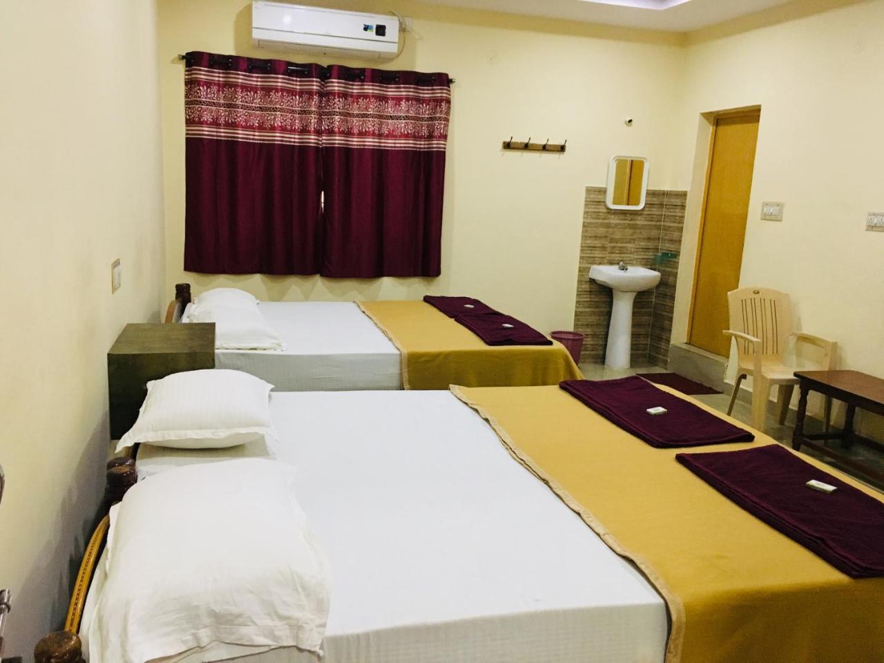 Hotel Varsha ฮัมปี ภายนอก รูปภาพ