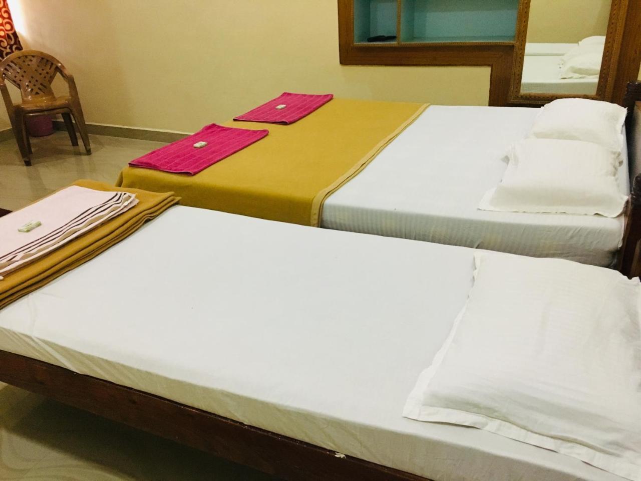 Hotel Varsha ฮัมปี ภายนอก รูปภาพ