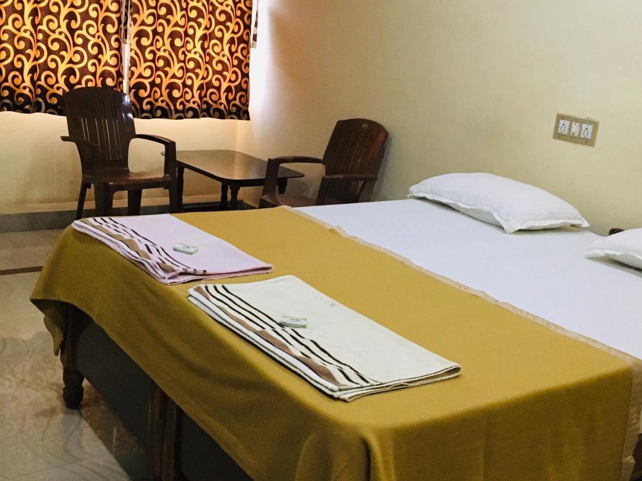 Hotel Varsha ฮัมปี ภายนอก รูปภาพ