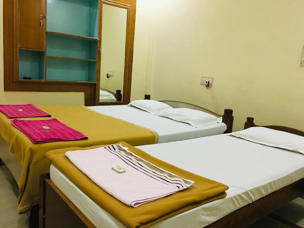 Hotel Varsha ฮัมปี ภายนอก รูปภาพ